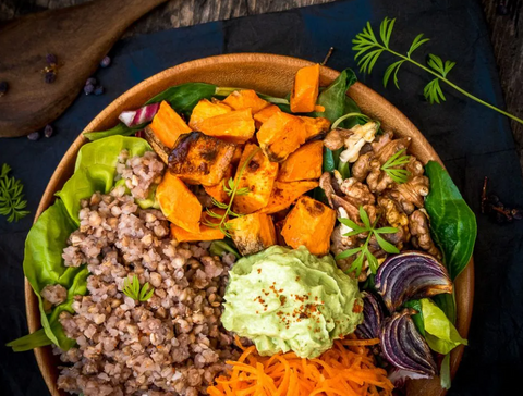 Bol chaud de kasha aux légumes rôtis