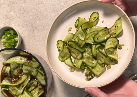 Salade asiatique de concombre à l’huile de citrouille